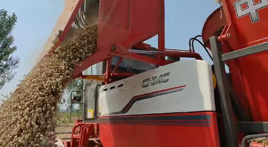 農(nóng)民致富神器原來是——鄭州中聯(lián)收獲花生撿拾收獲機(jī) 神器2.jpg