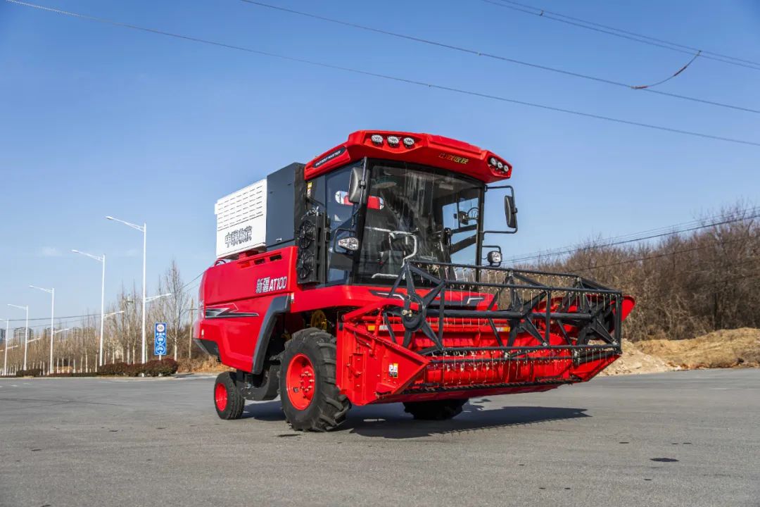 中聯(lián)收獲新疆AT100谷物聯(lián)合收割機:夏收的得力助手 640.jpg
